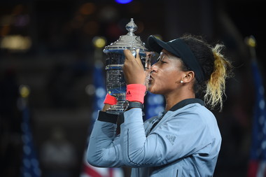 Naomi Osaka kissing the trophy US Open 2018