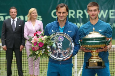 Borna Coric and Roger Federer posing with the trophy in Halle / Borna Coric bat Roger Federer en finale du tournoi de Halle.